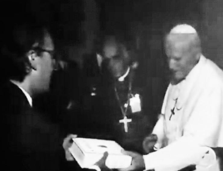 González Laxe fai entrega da primeira edición da Biblia en galego ao Papa Juan Pablo I 