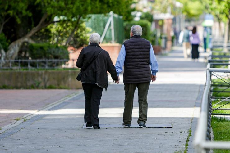 Dúas persoas maiores e pensionistas nun parque 