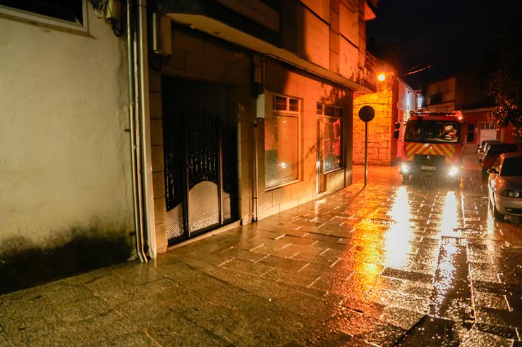 Os servizos de emerxencias limpan a escena do crime, na localidade de Vilaxoán, a 26 de abril de 2024, Vilagarcía de Arousa, Pontevedra, Galicia (España) Os implicados, de entre 30 e 40 anos e veciños da Illa de Arousa (Pontevedra), son dous cuñ. Adrián Irago - Europa Press 