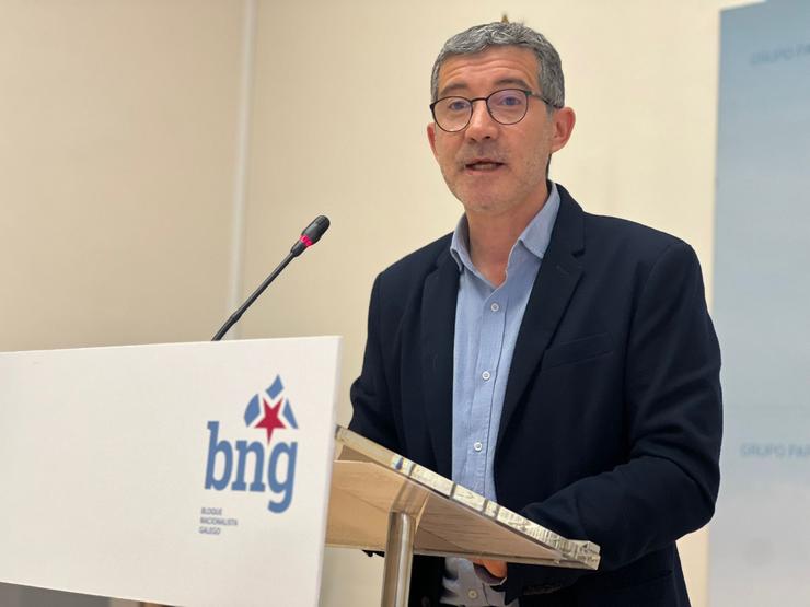 O portavoz de Xustiza e Deportes do Grupo do BNG, Iago Tabarés, en rolda de prensa no Parlamento 