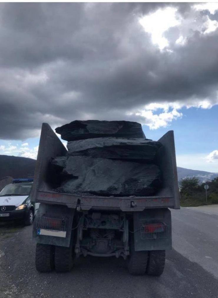 Interceptado un camión cargado de lousa que excedía en 15.000 quilos a carga permitida en Carballeda de Valdeorras / GARDA CIVIL