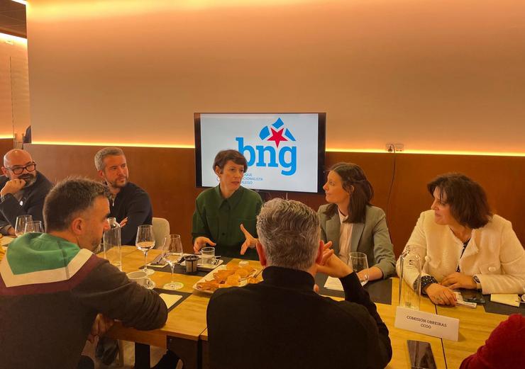 A portavoz nacional do BNG, Ana Pontón (no centro da imaxe), durante a reunión mantida este xoves en compañía doutros membros do partido con axentes sociais e económicos da cidade de Lugo. En Lugo, a 4 de abril de 2024 / Europa Press