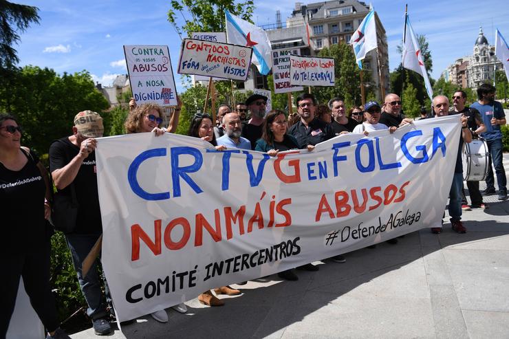 Arquivo - Varias persoas suxeitan unha pancarta durante unha protesta dos traballadores da Corporación de Radio e Televisión de Galicia (CRTVG), fronte ao Senado, a 25 de abril de 2023, en Madrid (España). A protesta ocorre o día no que Sánchez e. Fernando Sánchez - Europa Press - Arquivo 