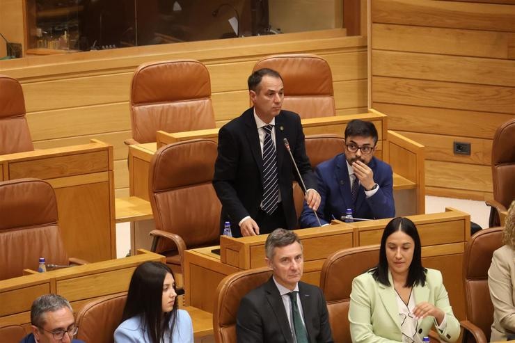 O deputado do PP de Galicia, Juan Manuel Casares, toma posesión da súa acta desde o seu escano. PP / Europa Press