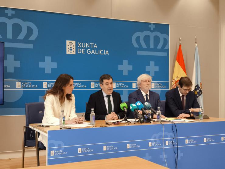 A directora xeral de Ordenación Educativo, Judith Fernández; o conselleiro de Educación, Román Rodríguez; o secretario xeral da Consellería, Manuel Vila; e o director de Amtega, Julián Cerviño / Europa Press