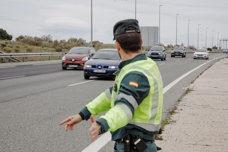 Arquivo - Un axente da Garda Civil nun dispositivo de vixilancia de tráfico na A-5, o día en que arrinca a operación saída de Semana Santa 2022, a 8 de abril de 2022, en Madrid-. Carlos Luján - Europa Press - Arquivo / Europa Press