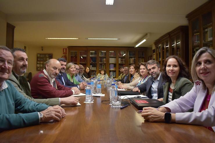 Reunión entre a alcaldesa Goretti Sanmartín e o seu equipo e o Foro Cívico / CONCELLO DE SANTIAGO