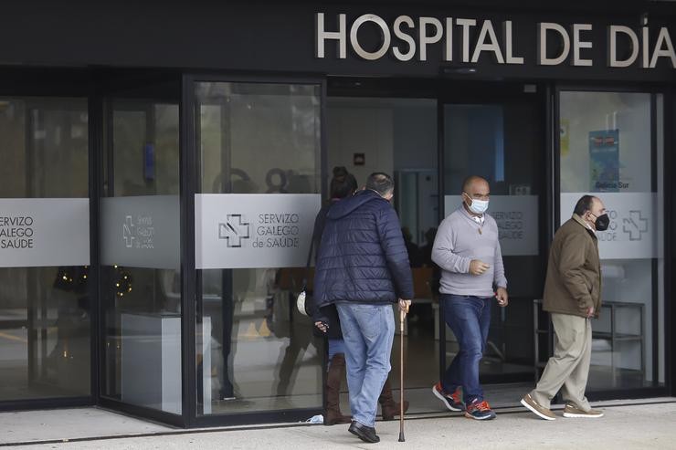 Varias persoas saen con máscara do Hospital Álvaro Cunqueiro de Vigo 