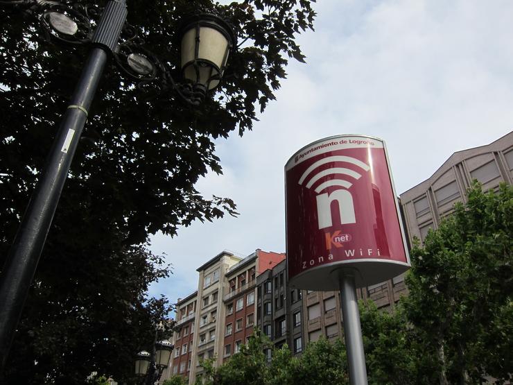 Zona Wifi para uso gratis de Internet nun espazo público 
