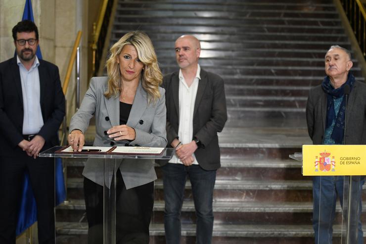 A vicepresidenta segunda e ministra de Traballo, Yolanda Díaz, asina un acordo de diálogo social con UGT e CCOO, na sede do Ministerio, a 8 de maio de 2024, en Madrid / Fernando Sánchez - Arquivo