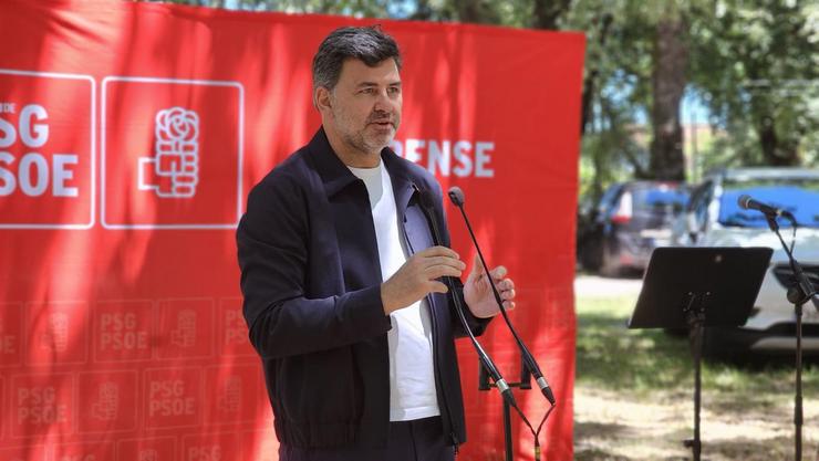 O candidato socialista ás eleccións europeas, Nicolás González Casares, nun acto en Maceda / PSDEG