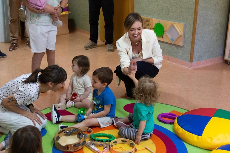 A conselleira de Política Social, Fabiola García, visita a escola infantil pública autonómica de Vite.. XUNTA DE GALICIA