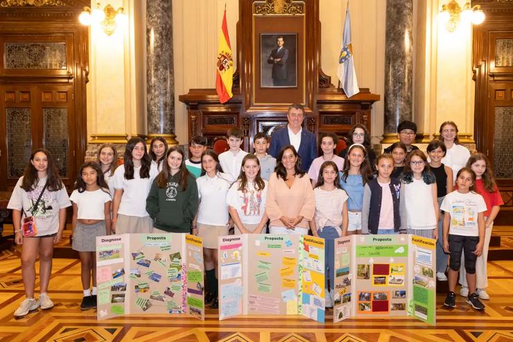 Nenos e nenas participantes no Consello Local da Infancia da Coruña coa alcaldesa, Inés Rey / coruña.gal