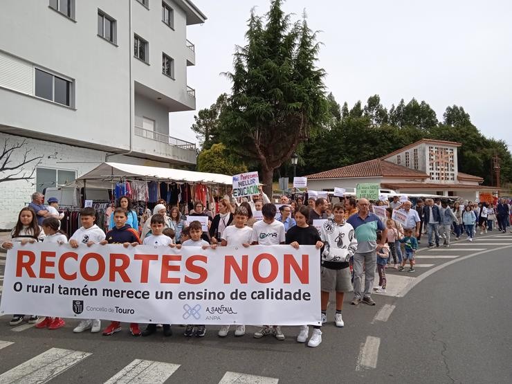 Protesta da ANPA A Santaia, do CPI Fonte Díaz en Touro, ante o recorte de profesorado / Cedida - Arquivo